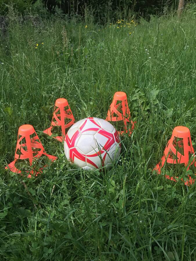 Outdoor-games-utomhusspel-fotboll-med-koner-Ullstorps-stugor-Skåne