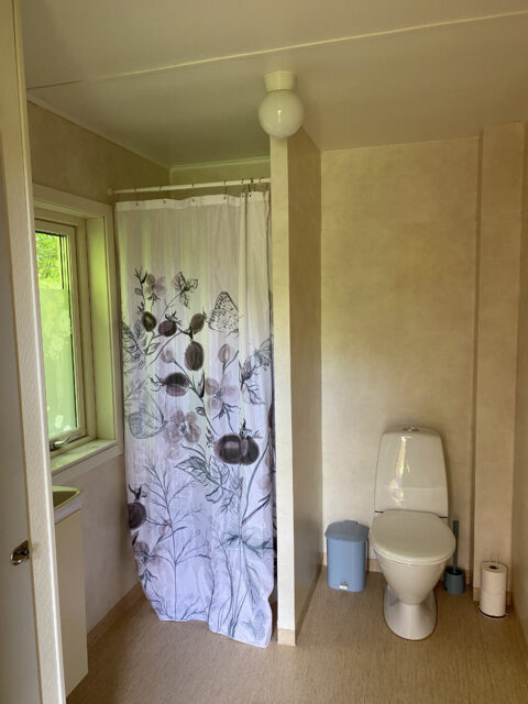 Bokestugan toilet and shower Ullstorps stugor