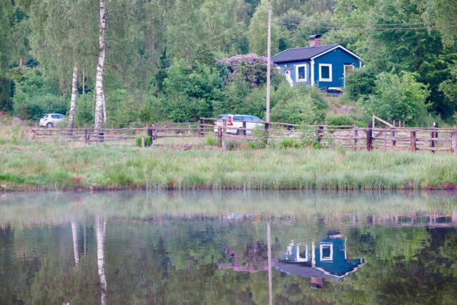 Ljungstugan speglar sig i dammen, reflected in the pond Ullstorps Stugor